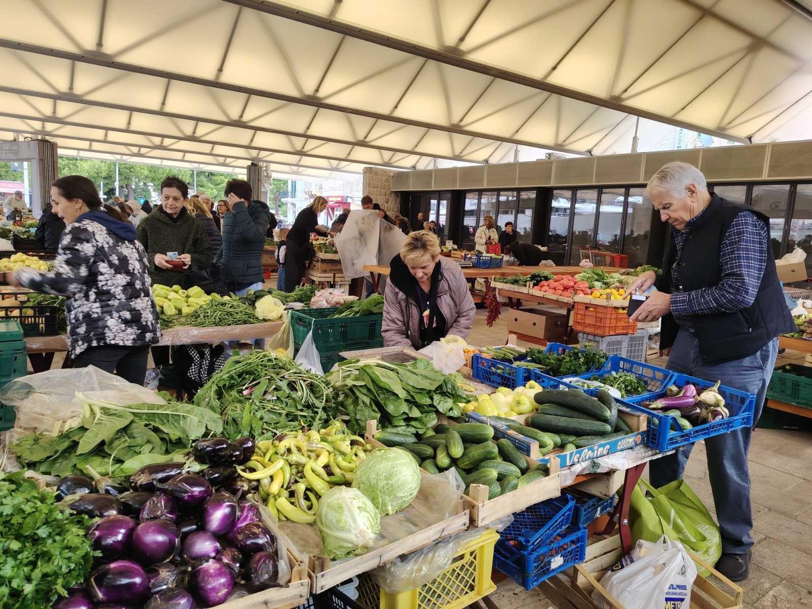 Hladno jutro na gruškoj placi, ali kupaca ne nedostaje